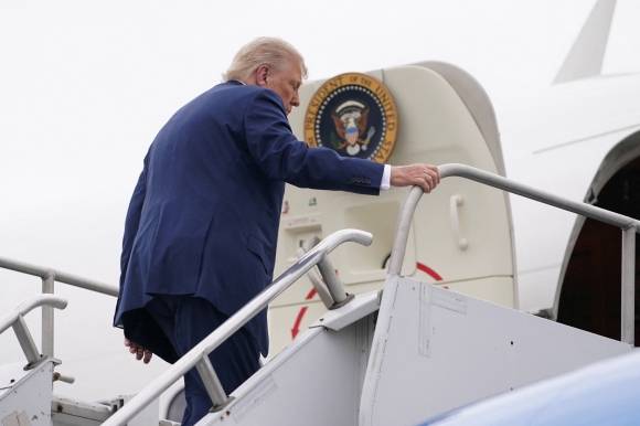 도널드 트럼프 미국 대통령이 8일(현지시간) 에어포스원(미 대통령 전용기)에 오르고 있다. 로이터 연합뉴스