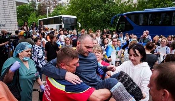 지난달 24일(현지 시간) 우크라이나 체르느히우에서 러시아와 우크라이나 간 포로 교환으로 석방된 한 부상 군인이 의료진 도움을 받으며 들것에 타고 있는 모습. AP 뉴시스