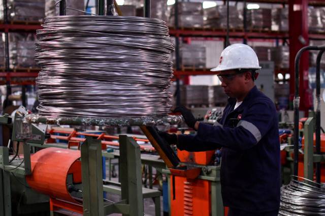 멕시코의 한 공장에서 생산된 스테인리스강을 직원이 살펴보고 있다. 로이터연합뉴스