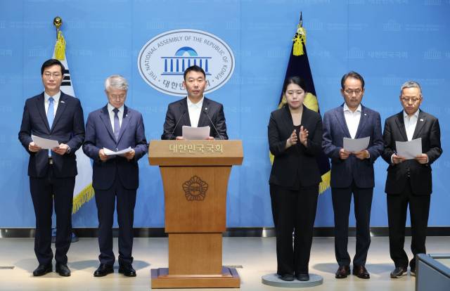 더불어민주당 의원들이 11일 오전 서울 여의도 국회 소통관에서 검찰개혁 관련 기자회견을 열고 검찰청법 폐지법안, 공소청 신설법안 등 발의한 법안들에 대해 설명하고 있다. 2025.6.11/뉴스1