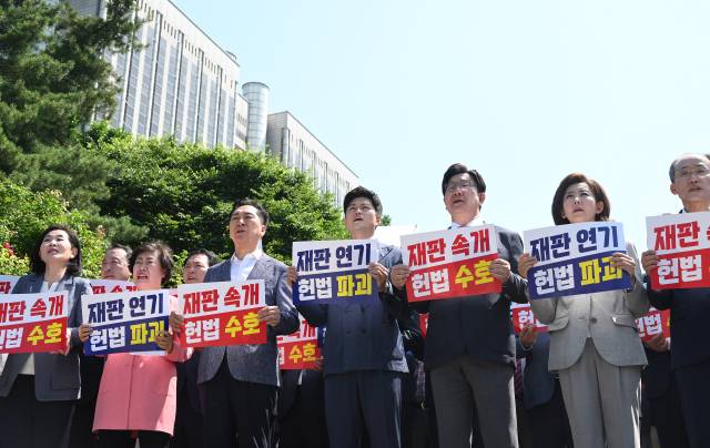 김용태 비상대책위원장과 권성동 원내대표를 비롯한 국민의힘 의원들이 11일 서울 서초구 서울고등법원 앞에서 헌법 파괴 저지를 위한 의원총회를 열고 법원의 이재명 대통령 재판 속개를 촉구하고 있다. 오승현 기자