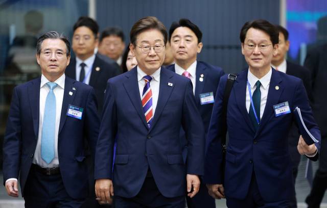 이재명 대통령이 11일 서울 영등포구 한국거래소에서 열린 ‘주식시장 불공정거래 근절을 위한 현장 간담회’에 입장하고 있다. 연합뉴스