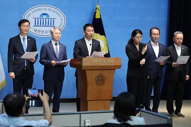 장경태(왼쪽부터)·민형배·김용민·강준현·김문수 더불어민주당 의원이 11일 서울 여의도 국회 소통관에서 검찰청법 폐지법안, 공소청 신설법안 등 검찰개혁을 위해 발의한 법안들에 대해 설명하고 있다. ⓒ연합뉴스