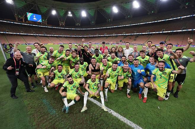 호주는 11일(한국시간) 사우디아라비아와 2026북중미월드컵 아시아 최종예선 최종 10차전 원정경기에서 2-1로 이겨 2위를 확정해 본선직행 티켓을 따냈다. 경기가 끝난 후 기념촬영을 하는 호주 선수들. 사진출처｜호주축구협회 페이스북