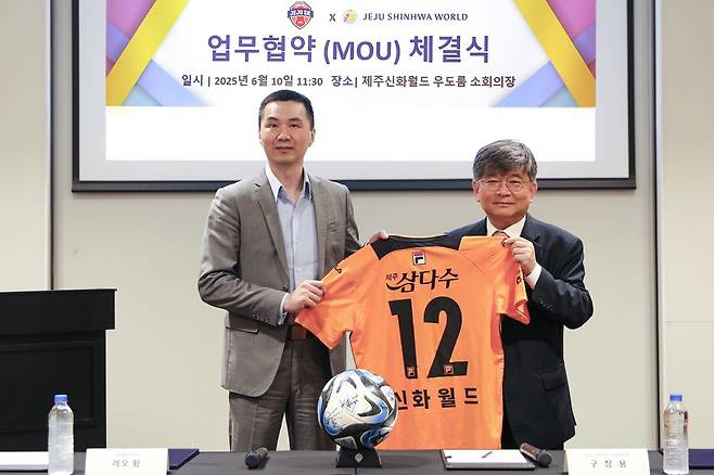 횡웨이 제주신화월드 CEO(왼쪽)과 구창용 제주SK FC 대표이사 사진제공|제주신화월드