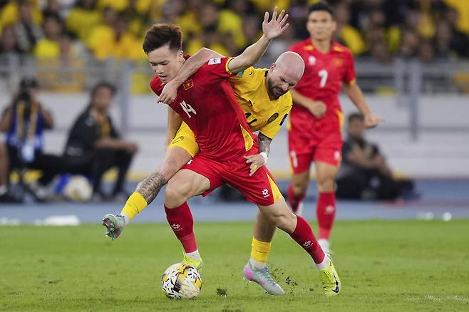 베트남 응우옌 호앙둑이 10일 말레이시아전에서 상대 수비를 뚫고 드리블하고 있다. AP연합뉴스