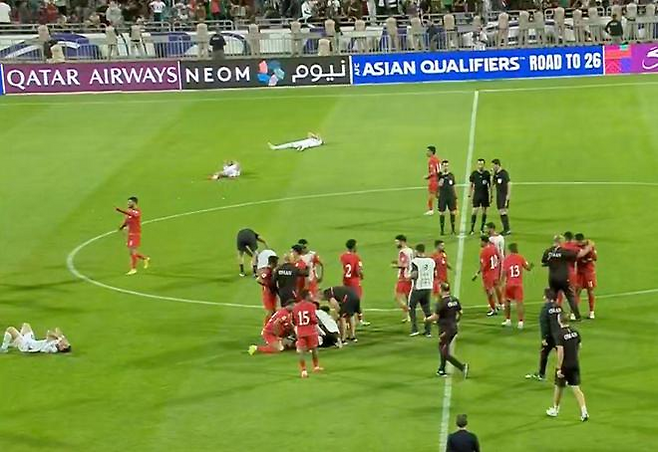 팔레스타인 선수들이 11일 오만전에서 종료 직전 내준 골로 4차예선 진출에 실패한 뒤 그라운드에 누워 있다. SNS 캡처