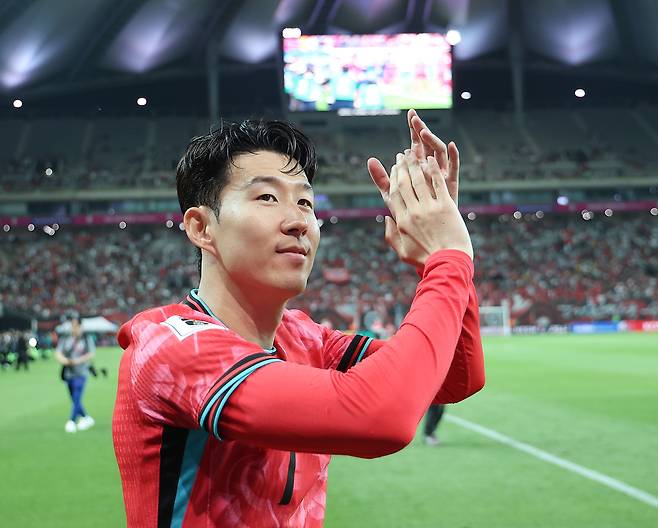 축구 대표팀 주장 손흥민이 10일 서울월드컵경기장에서 열린 11회 연속 월드컵 본선 진출 축하 행사에서 관중들에게 인사를 하고 있다. 연합뉴스