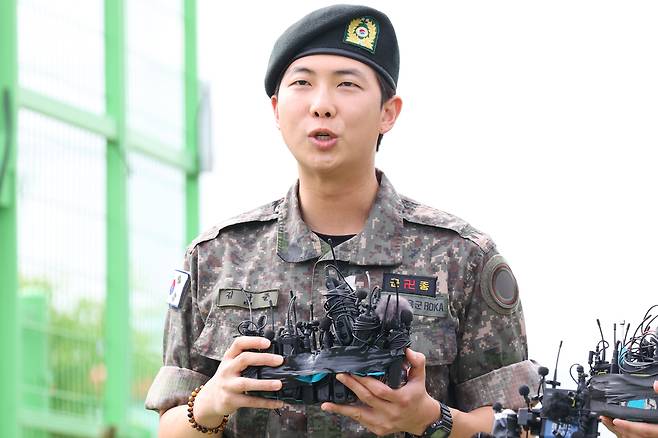 육군 현역 복무를 마치고 만기 전역한 그룹 방탄소년단(BTS) RM이 10일 강원 춘천시 신북읍체육공원에서 전역 소감을 밝히고 있다. 연합뉴스