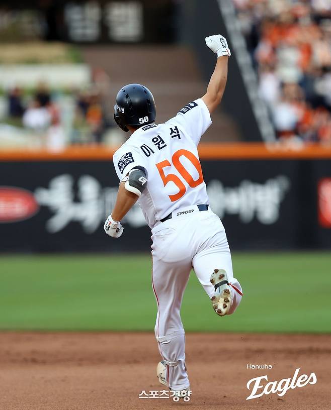 한화 이원석이 11일 대전 두산전에서 2회말 만루홈런을 때린 뒤 환호하고 있다. 한화이글스 제공
