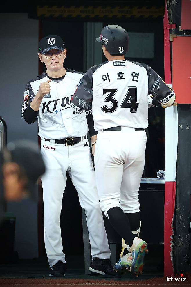 ▲ 이강철 이호연 ⓒKT 위즈