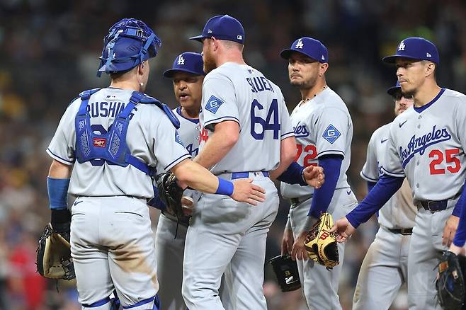 ▲ 맷 사우어를 강판시키는 데이브 로버츠 감독. ⓒ연합뉴스