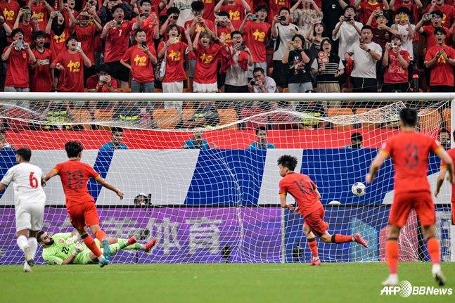 왕위동(가운데)이 10일(한국시간) 중국 충칭의 롱싱 축구 경기장에서 열린 2026 국제축구연맹(FIFA) 북중미월드컵 3차 예선 최종전 후반 추가시간 시도한 페널티킥이 바레인의 골망을 가르고 있다. /AFPBBNews=뉴스1