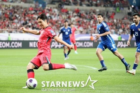이강인(왼쪽)이 10일 오후 서울월드컵경기장에서 열린 한국 대 쿠웨이트의 국제축구연맹(FIFA) 2026 북중미 월드컵 아시아 3차 예선 B조 최종 10차전에서 슛을 때리고 있다./사진=강영조 선임기자