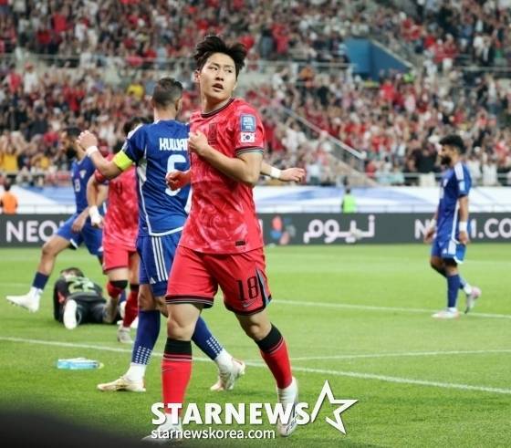 이강인이 10일 오후 서울월드컵경기장에서 열린 한국 대 쿠웨이트의 국제축구연맹(FIFA) 2026 북중미 월드컵 아시아 3차 예선 B조 최종 10차전에서 골을 넣고 기뻐하고 있다. /사진=강영조 선임기자