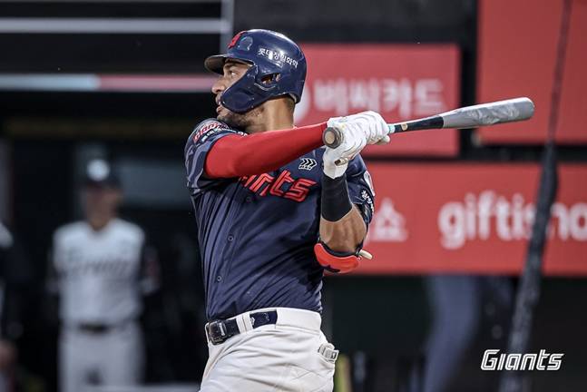 타격하는 레이예스. /사진=롯데 자이언츠