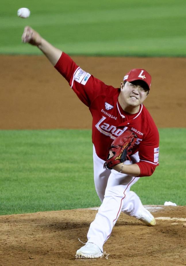 2025 신한 SOL Bank KBO리그 LG 트윈스 대 SSG 랜더스 경기가 10일 서울 잠실야구장에서 열렸다.  SSG 이로운이 역투하고 있다. /사진=김진경 대기자