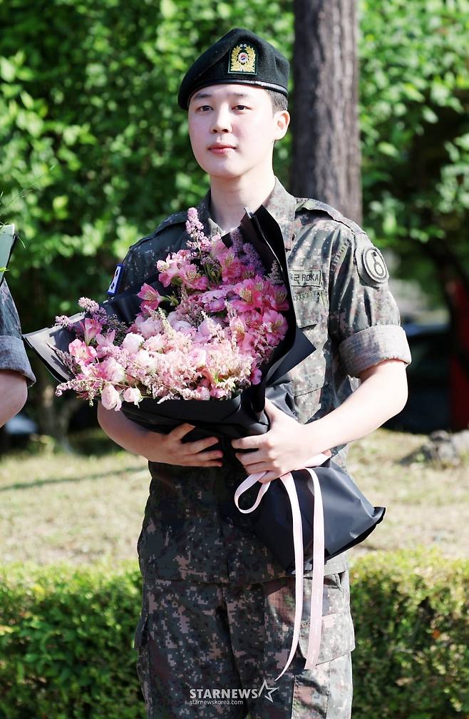 육군 5사단 포병여단에서 복무를 마친 BTS 지민이 11일 오전 경기 연천군 연천공설운동장에서 팬들에게 인사를 하고 있다./2025.06.11 /사진=김휘선 hwijpg@