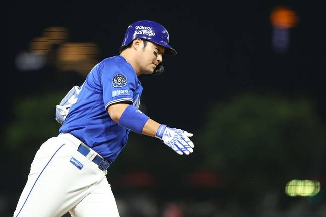 삼성 박병호가 10일 광주 KIA전에서 7회 솔로홈런을 터트린 뒤 그라운드를 돌고 있다. /사진=삼성 라이온즈 제공