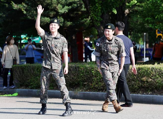 육군 5사단 포병여단에서 복무를 마친 BTS 지민, 정국이 11일 오전 경기 연천군 연천공설운동장에서 팬들에게 인사하고 있다./2025.06.11 /사진=김휘선 hwijpg@