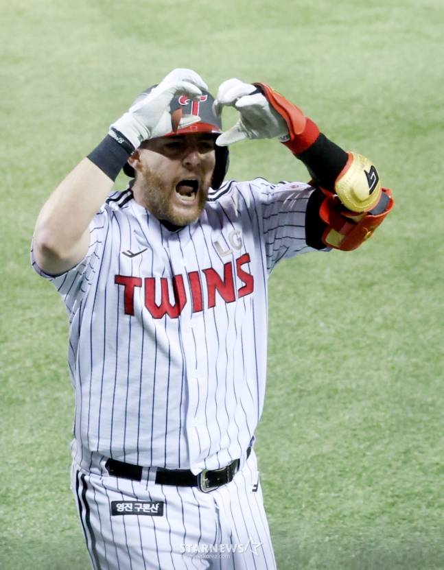 2025 신한 SOL Bank KBO리그 LG 트윈스 대 SSG 랜더스 경기가 11일 서울 잠실야구장에서 열렸다.  LG 오스틴이 7회말 1사 1루에서 좌월 2점 홈런을 날리고 홈인하고 있다. /사진=김진경 대기자