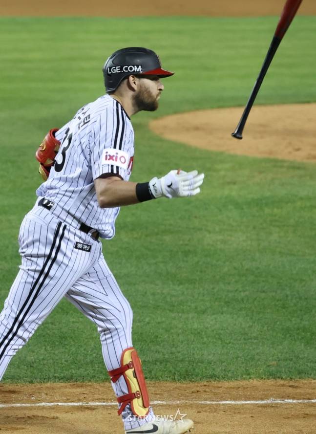 2025 신한 SOL Bank KBO리그 LG 트윈스 대 SSG 랜더스 경기가 11일 서울 잠실야구장에서 열렸다.  LG 오스틴이 7회말 1사 1루에서 좌월 2점 홈런을 날리고 있다. /사진=김진경 대기자