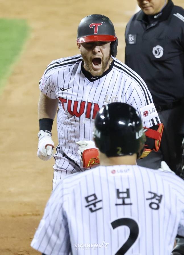 2025 신한 SOL Bank KBO리그 LG 트윈스 대 SSG 랜더스 경기가 11일 서울 잠실야구장에서 열렸다.  LG 오스틴이 7회말 1사 1루에서 좌월 2점 홈런을 날리고 홈인하고 있다. /사진=김진경 대기자