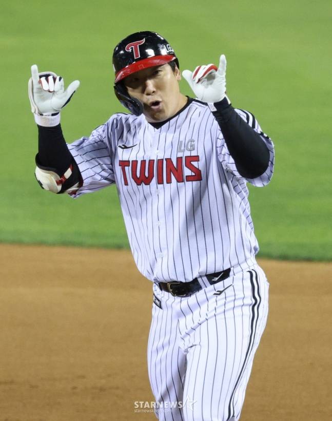 2025 신한 SOL Bank KBO리그 LG 트윈스 대 SSG 랜더스 경기가 11일 서울 잠실야구장에서 열렸다. LG 김현수가 7회말 1사 3루에서 1타점 역전타를 날리고 출루한 후 세리머니를 하고 있다. /사진=김진경 대기자