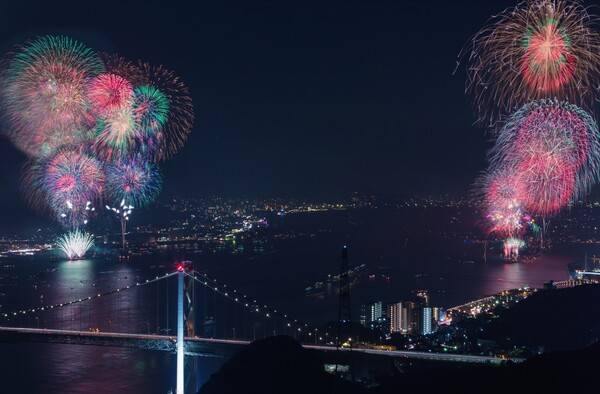 간몬해협을 화려하게 수놓는 불꽃놀이 모습 / 부관훼리