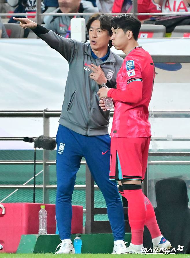 쿠웨이트 대표팀을 이끌고 있는 아르헨티나 출신 후안 피치 감독이 10일 서울월드컵경기장에서 끝난 2026 북중미 월드컵 아시아 3차예선 B조 최종전 한국과의 원정 경기를 마친 뒤 한국 대표팀에 대한 칭찬을 아끼지 않았다. 그는 '한국이 세계 7대 강호라고 했던 자신의 소신에 변함이 없다'면서 '이날도 한국은 매우 강했다'고 칭찬했다. 그는 손흥민 등 한국의 유럽파를 부러워 했다. 상암, 김한준 박지영 기자