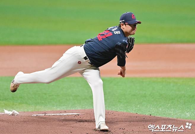 30일 오후 서울 구로구 고척스카이돔에서 열린 '2025 신한 SOL Bank KBO리그' 롯데 자이언츠와 키움 히어로즈의 경기, 1회말 롯데 선발투수 박세웅이 공을 힘차게 던지고 있다. 엑스포츠뉴스 DB