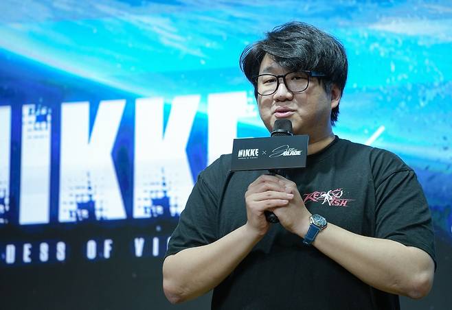 승리의 여신 니케·스텔라 블레이드 협업 소개하는 유형석 디렉터     (서울=연합뉴스) 김주환 기자 = 유형석 시프트업 '승리의 여신: 니케' 디렉터가 5월 20일 '승리의 여신: 니케 x 스텔라 블레이드' 협업 업데이트를 앞두고 열린 기자 간담회에서 인사하고 있다. 2025.5.20 jujuk@yna.co.kr