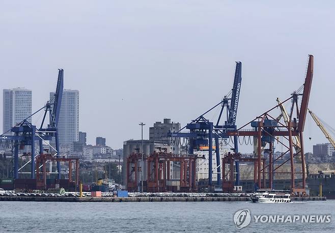 이스탄불 항구의 컨테이너 크레인 [EPA 연합뉴스 자료사진. 재판매 및 DB 금지]
