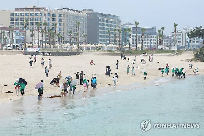 초여름 함덕해수욕장에서 (제주=연합뉴스) 박지호 기자 = 10일 오전 제주시 조천읍 함덕해수욕장이 관광객들로 붐비고 있다. 2025.6.10 jihopark@yna.co.kr