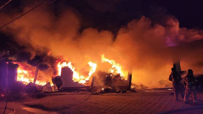 하남 가전제품 부품 보관 창고 불 [경기도소방재난본부 제공. 재판매 및 DB 금지]