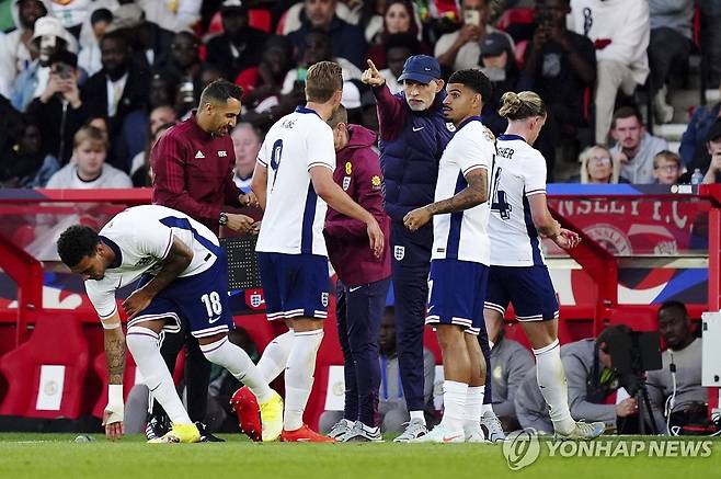 작전 지시를 내리는 잉글랜드 대표팀의 토마스 투헬 감독 [AP=연합뉴스]