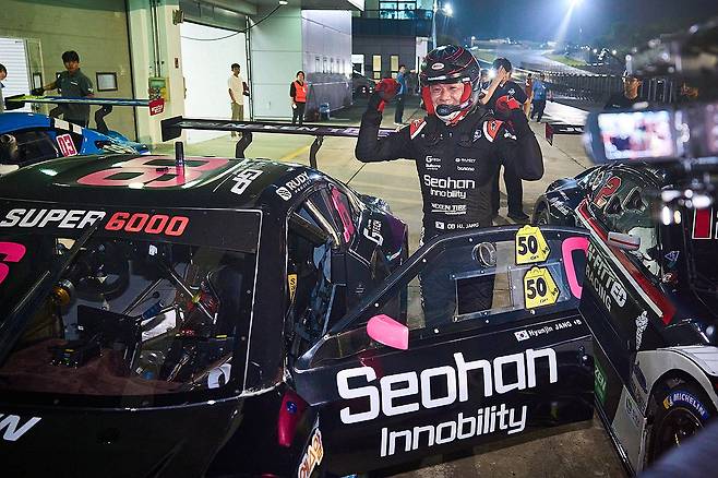 우승 세리머니를 펼치는 장현진 [슈퍼레이스 제공. 재판매 및 DB 금지] photo@yna.co.kr