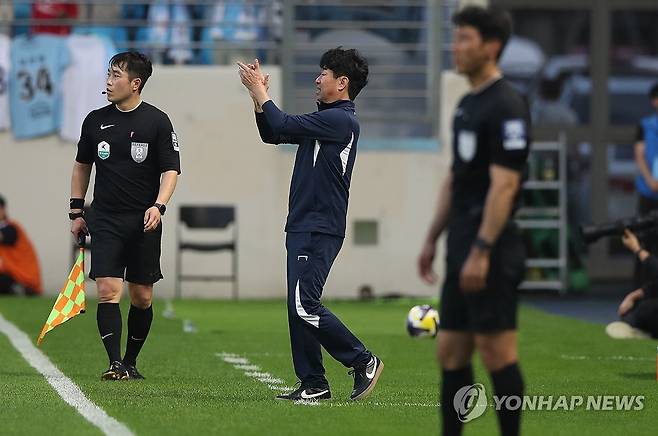 김병수 감독, 작전 지시 (대구=연합뉴스) 김현태 기자 = 1일 오후 DGB대구은행파크에서 열린 하나은행 K리그1 2025 대구FC와 광주FC 경기. 대구FC 김병수 감독이 작전 지시를 하고 있다. 2025.6.1 mtkht@yna.co.kr