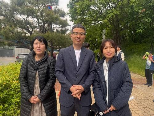 "한국에서 고아 산업은 중단돼야 합니다" 지난 5월5일 고아권익연대 주최 어린이날 행사에서 김수빈 나는부모다협회 회장(왼쪽), 조윤환 고아권익연대 대표(가운데), 배진시 몽테뉴해외입양연대 대표(오른쪽)
[김수빈 회장 제공]