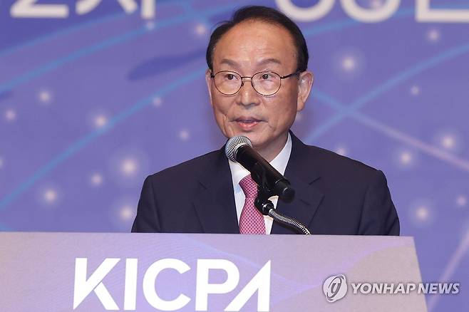 한국공인회계사회 회장 최운열 당선인 (서울=연합뉴스) 강민지 기자 = 19일 오후 서울 여의도 63컨벤션센터에서 열린 '한국공인회계사회 회장 선거'에서 최운열 제47대 회장 당선인이 인사말을 하고 있다. 2024.6.19 mjkang@yna.co.kr