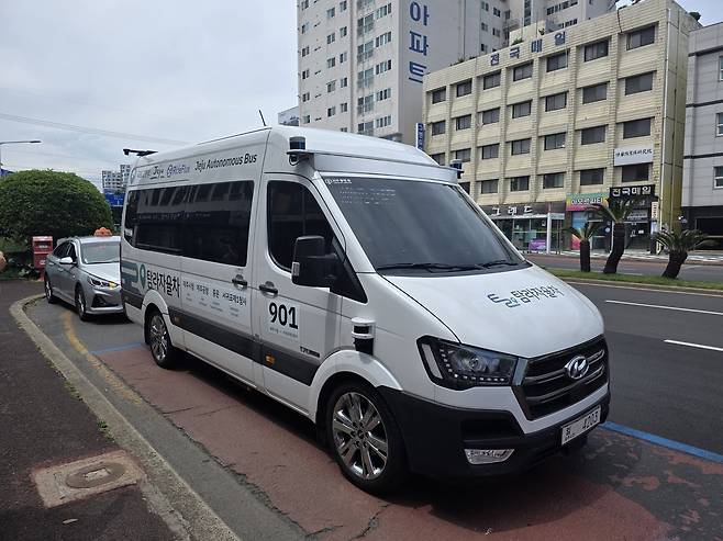 제주시 신제주로터리 버스정류장에 정차한 탐라자율차 [촬영 전지혜]