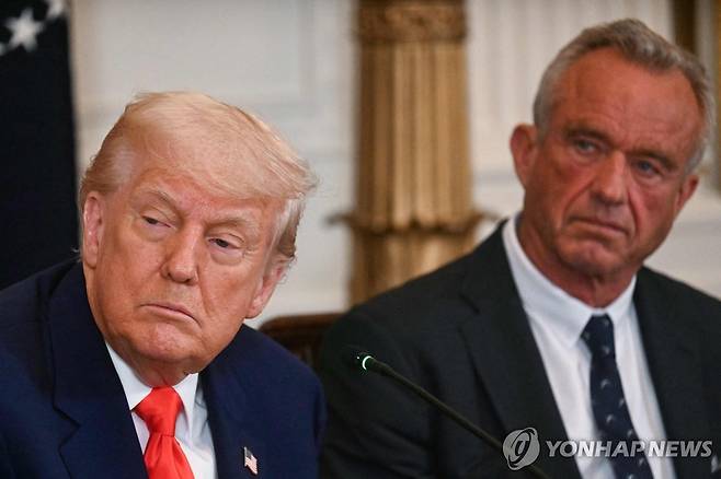 트럼프 대통령과 로버트 케네디 주니어 장관 [연합뉴스 자료사진]