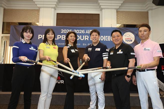 큐를 모아 선전을 다짐하는 선수들 [PBA 제공. 재판매 및 DB 금지]