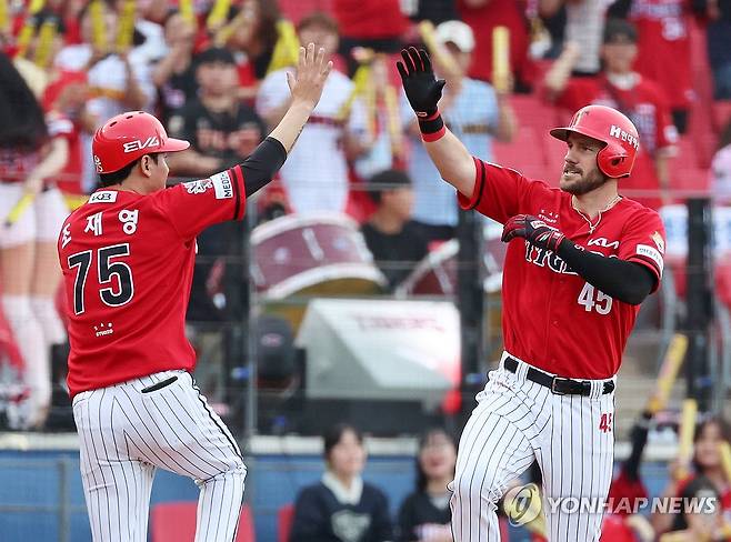 위즈덤의 홈런 하이 파이브 (광주=연합뉴스) 조남수 기자 = 11일 광주기아챔피언스필드에서 열린 프로야구 삼성 라이온즈와 KIA 타이거즈의 경기. KIA 위즈덤이 2회말에 솔로홈런을 때리고 3루를 돌며 조재영 코치와 하이 파이브 하고 있다. 2025.6.11 iso64@yna.co.kr