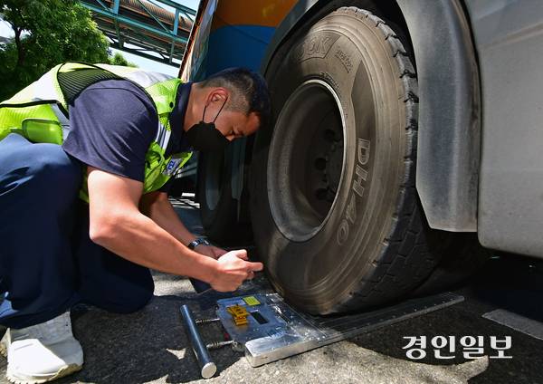 11일 오전 인천항 인근 도로에서 인천종합건설본부 도로운영팀 과적 단속반 관계자들이 곡물 화물차 바퀴에 설치한 ‘이동식 축중기’로 과적여부를 확인하고 있다. 2025.6.11 /조재현기자 jhc@kyeongin.com