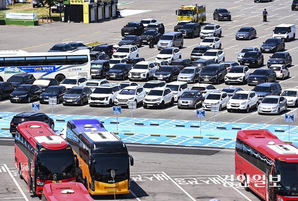 12일 오후 파주시 임진각평화누리공원 주차장에 많은 관광객들의 차가 주차되어 있다. 2025.6.12 /이지훈기자 jhlee@kyeongin.com