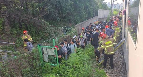 안양시 지하철 1호선 석수역 인근을 지나던 한 상행선 전동열차의 후미에서 스파크가 발생해 승객들이 하차해 대피하는 모습.2025.6.12 /경기도소방재난본부 제공