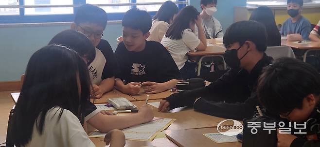 대청초 6학년 학생들이 '매니페스토 실천교육' 수업시간에 '우리 손으로 만드는 선거의제' 발표 자료를 작성하고 있다. 신연경기자