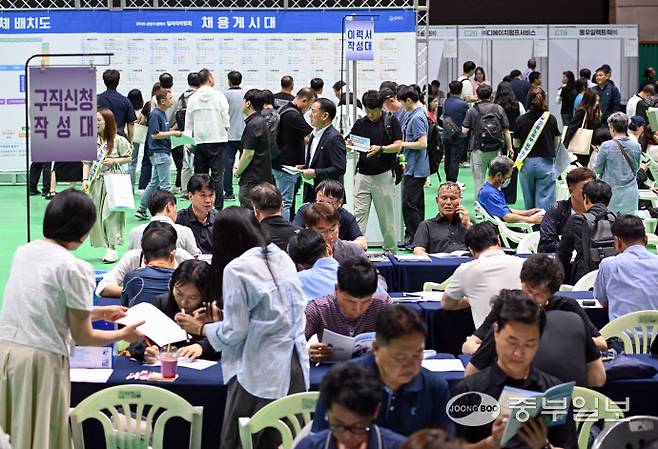 12일 오후 평택시 이충문화체육센터에서 열린 '2025년 상반기 평택시 일자리박람회가 구직자들로 붐비고 있다. 임채운기자