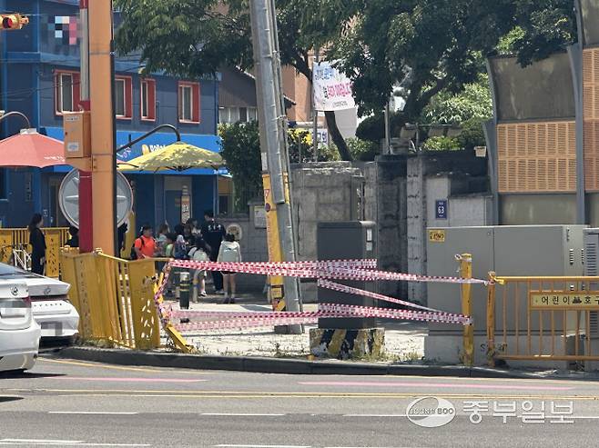 12일 인천 중구 신흥동의 인천신광초등학교 앞 안전 울타리가 최근 화물차 충돌 사고로 훼손돼 있다. 사진=노선우 기자